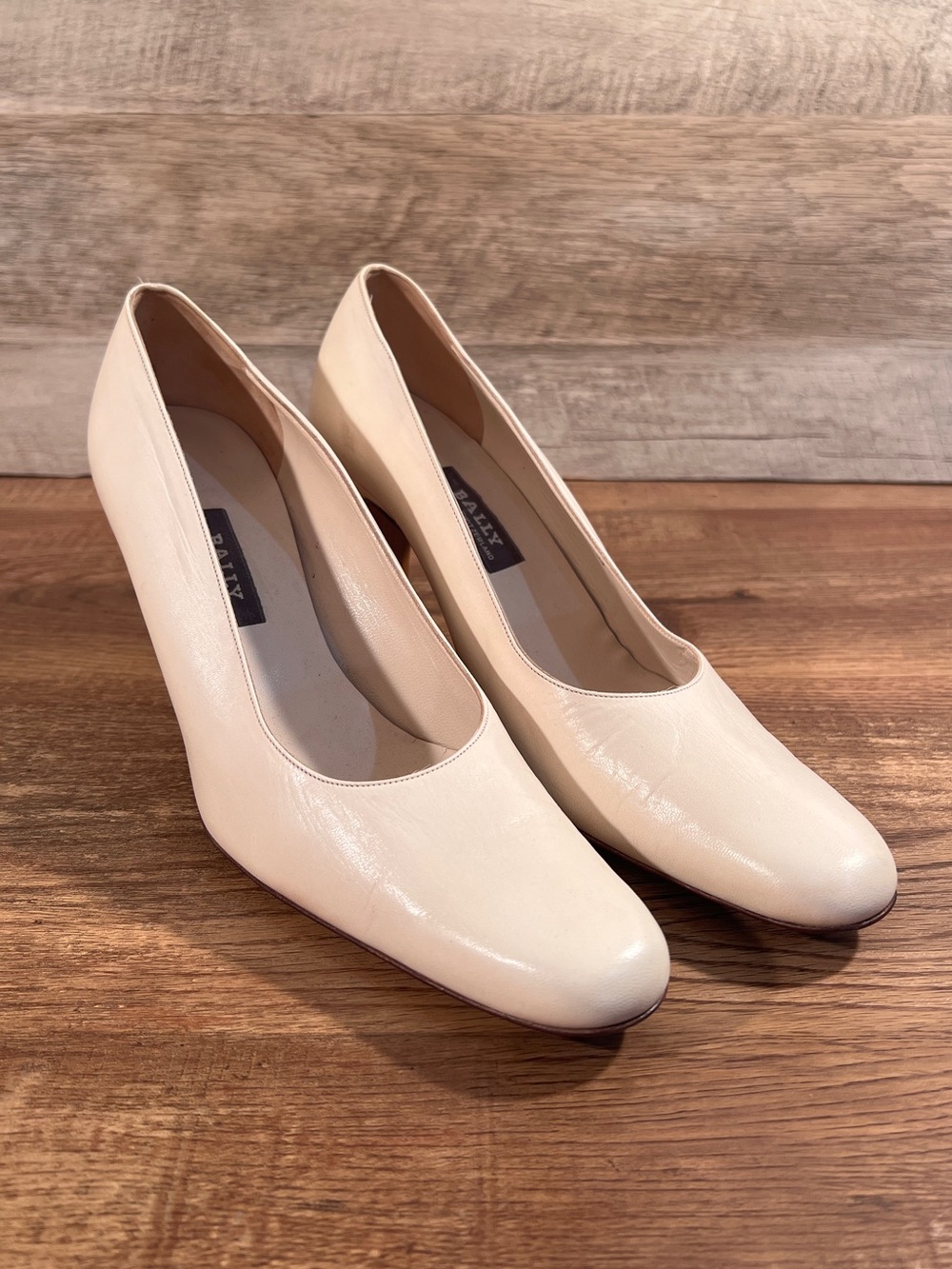 Bally Vintage Bone Leather Nude Cream‎ Block Heel Pumps Size 9 Flaw